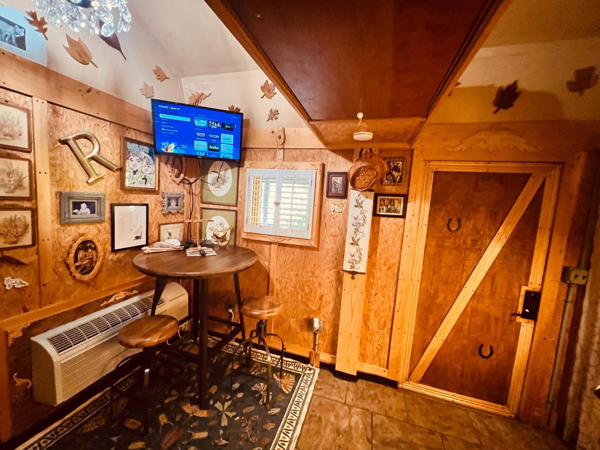 Tiny House, Wifi,hot Tub,secluded *