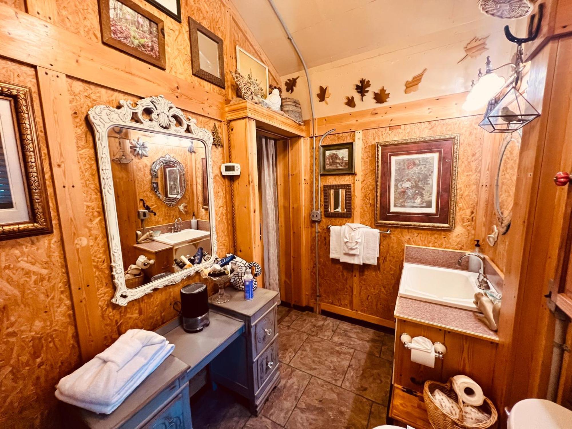 Tiny House, Wifi,hot Tub,secluded Cosby